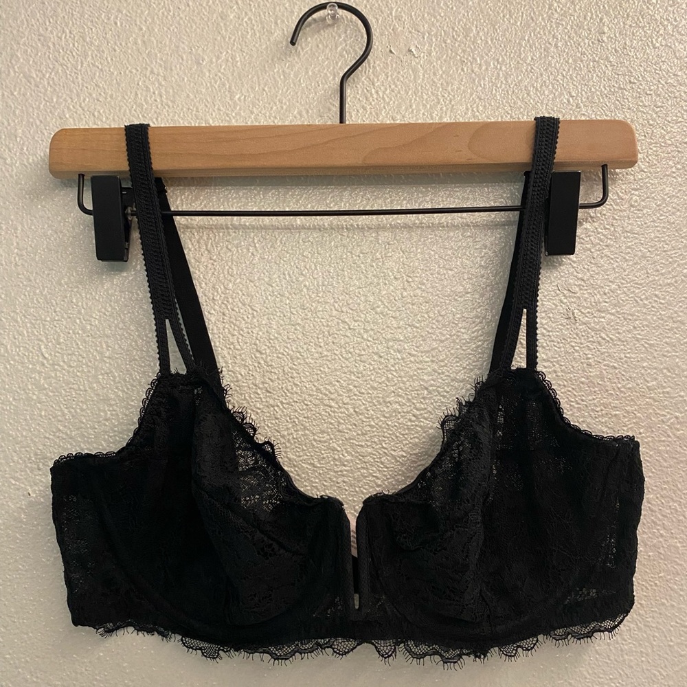Black laced shell shape bra